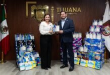 Entrega presidente municipal Ismael Burgueño insumos de higiene femenina como parte de la campaña por una Menstruación Digna
